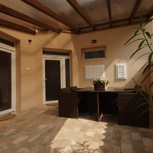 F&eacute;nyk&eacute;p belső udvarr&oacute;l