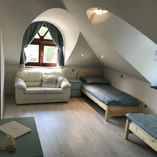 2. szoba 2 db 200X90-es &aacute;ggyal.