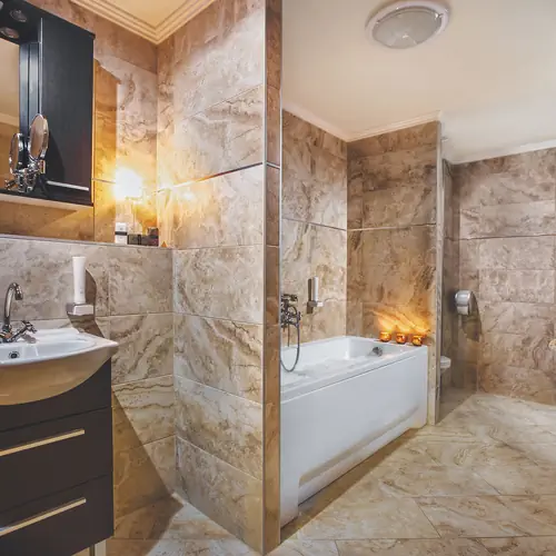 Lakoszt&aacute;ly f&uuml;rdőszoba