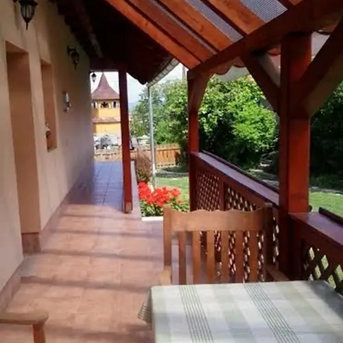 Egy k&eacute;nyelmes, ki&uuml;lős terasz, szemben a falu egyed&uuml;l&aacute;ll&oacute; l&aacute;bon &aacute;ll&oacute; harangtornya
