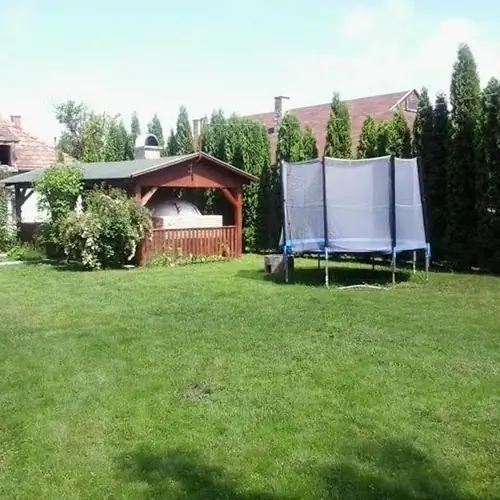 Hatalmas, gondozott udvarunk
