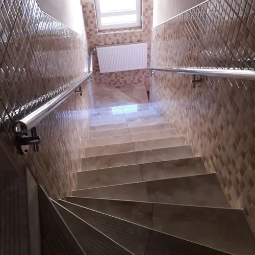 l&eacute;pcsőh&aacute;z