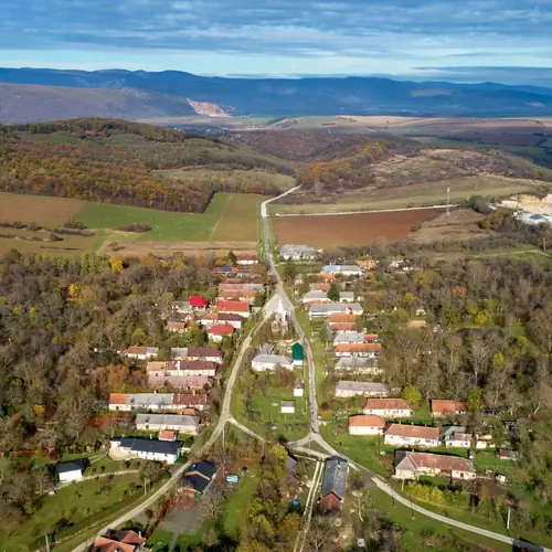 Falu mad&aacute;rt&aacute;vlatb&oacute;l