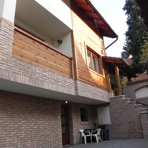 Oldals&oacute; terasz &eacute;s felj&aacute;rat a h&aacute;ts&oacute; kertbe 