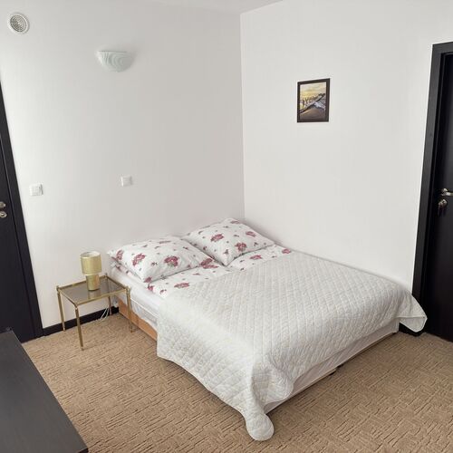 Pok&oacute;j na pierwszym piętrze dwu osobowy.