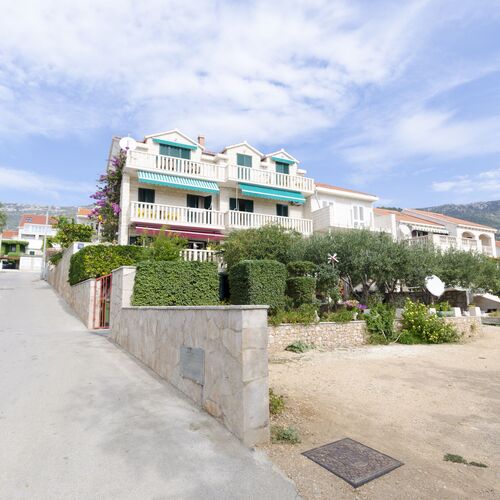 Apartment and Rooms Mate Bol