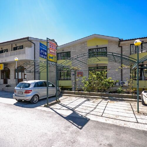 Apartment and Rooms Ivan Makarska