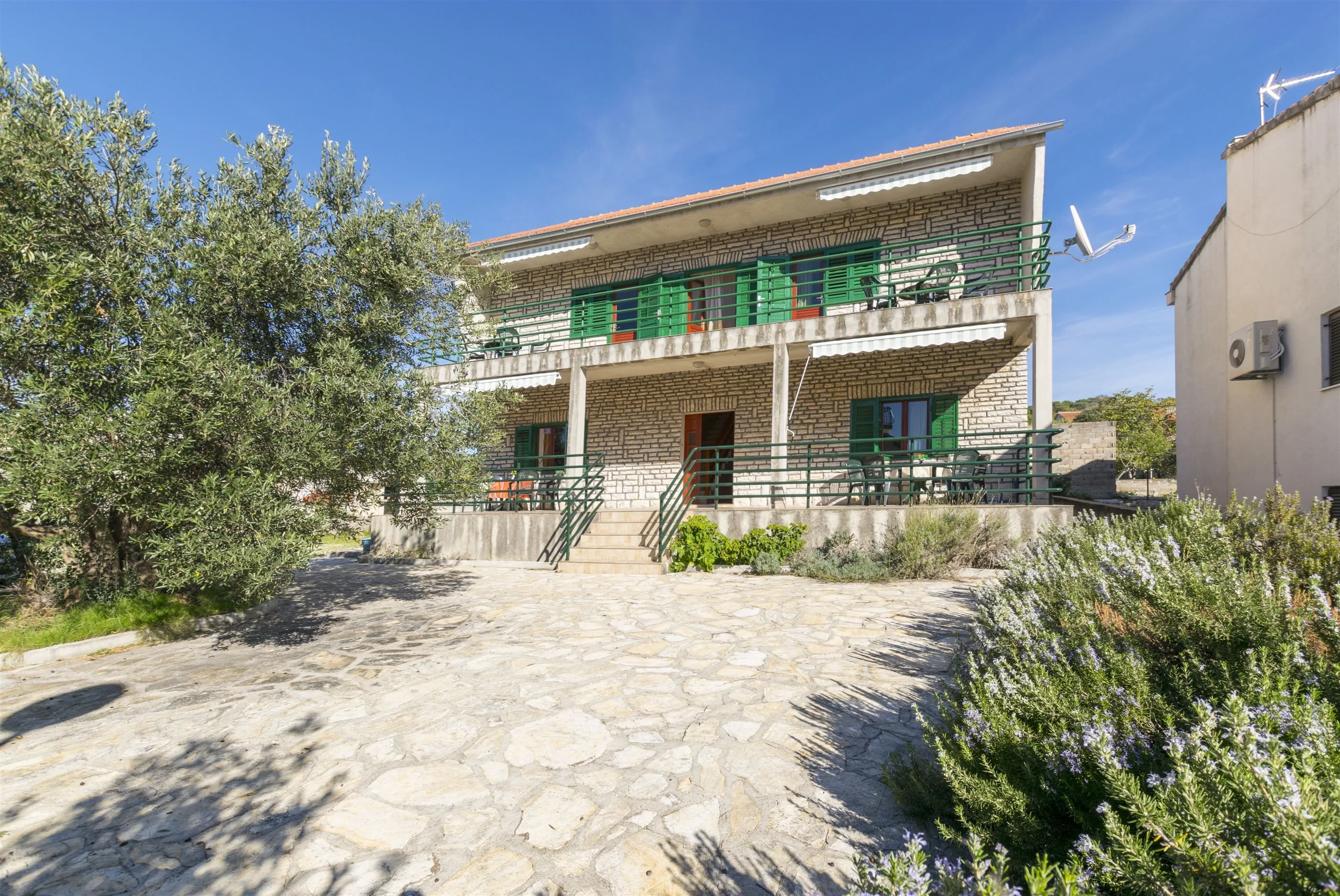 Apartments Albina Brodarica