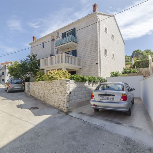 Apartments Tonko Postira