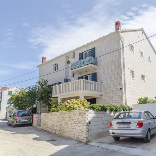 Apartments Grozdana Postira  2
