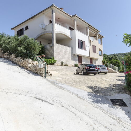 Apartments Ante Vinisce  2
