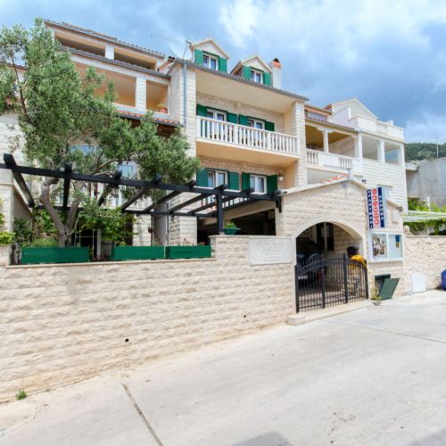 Apartments and Room Napoli Bol  2