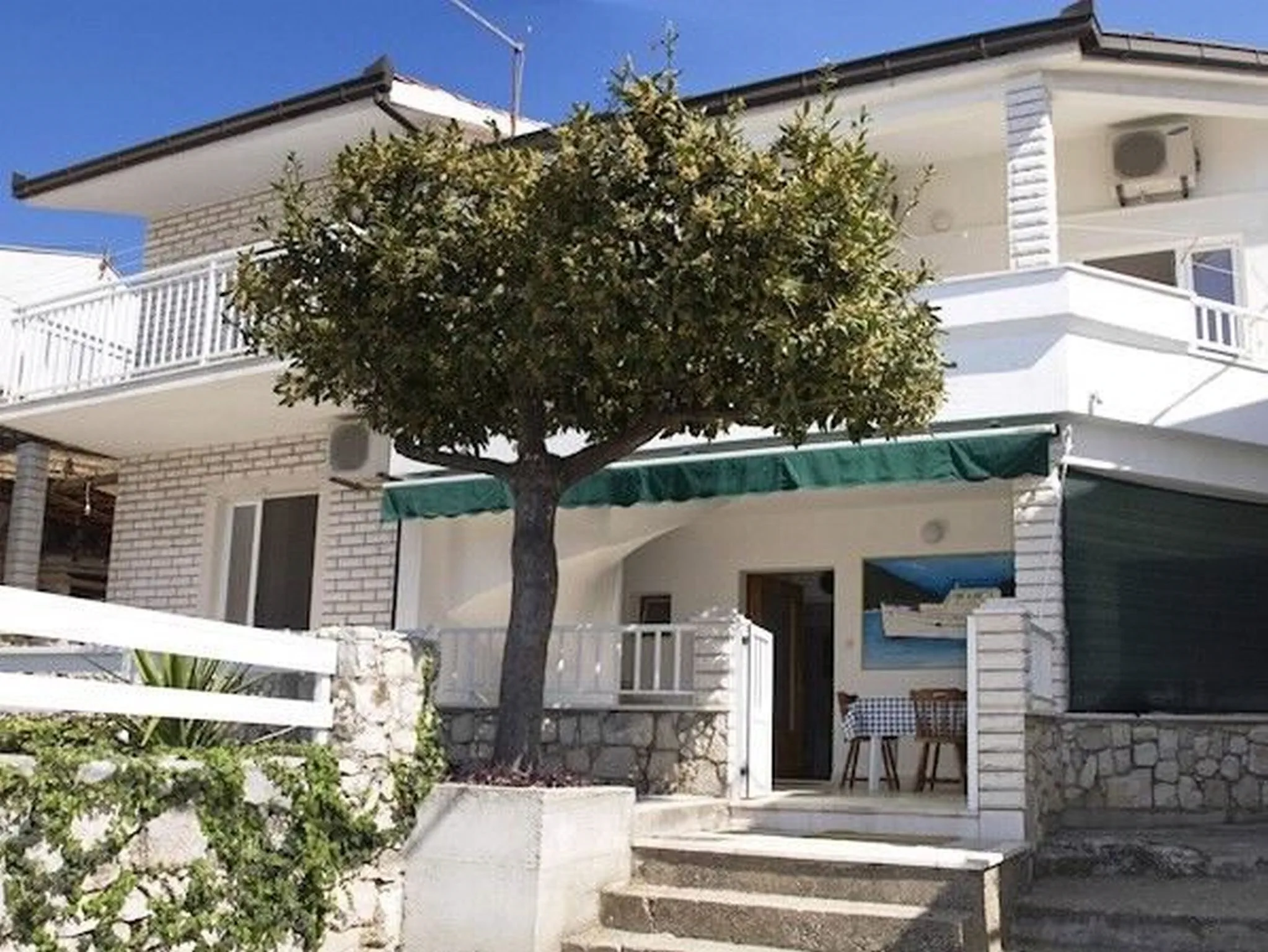 Apartments and Rooms Florijan Komarna