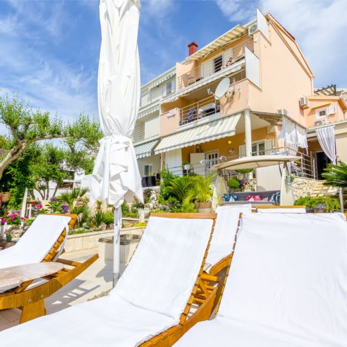 Apartments Nives Okrug Gornji  2