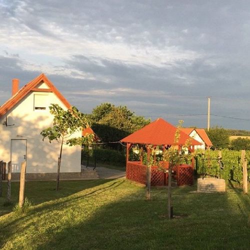 Az udvar a hegy felől