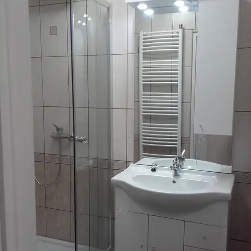 N&eacute;gyszem&eacute;lyes szoba zuhanyz&oacute;ja.