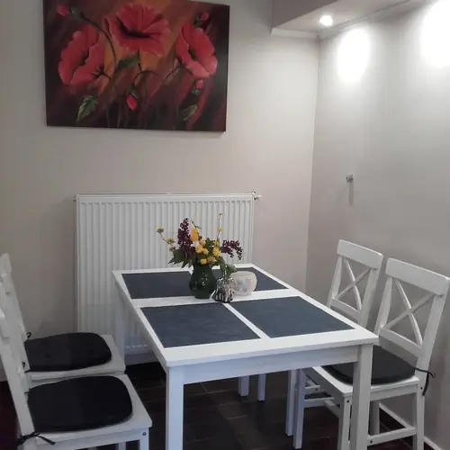 H&aacute;rom szem&eacute;lyes szoba &eacute;tkezője.