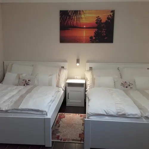 H&aacute;rom szem&eacute;lyes szoba h&aacute;l&oacute;ja.