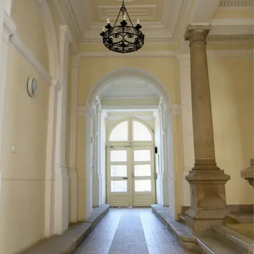 &Eacute;p&uuml;let belső