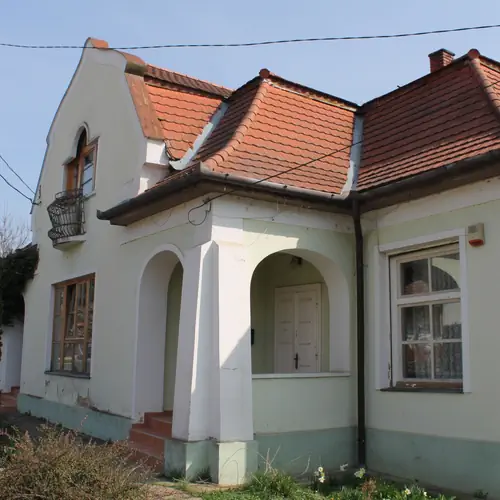 Utca fronti h&aacute;z