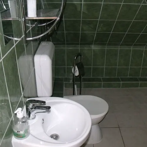 Az egyik f&uuml;rdőszoba