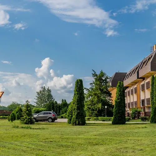 SIESTA &Uuml;D&Uuml;LŐSZ&Aacute;LL&Oacute;