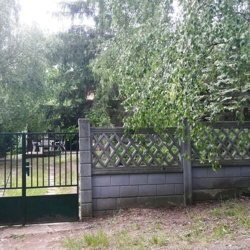 Parkolás a körülkerített előkertben 2 Autónak van hely