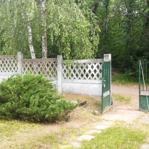 Parkolás a körülkerített előkertben 2 Autónak van hely