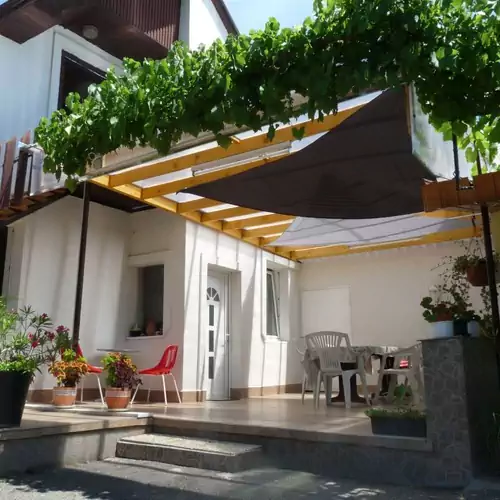 Eszter Apartmanház Balatonkeresztúr 001 kép