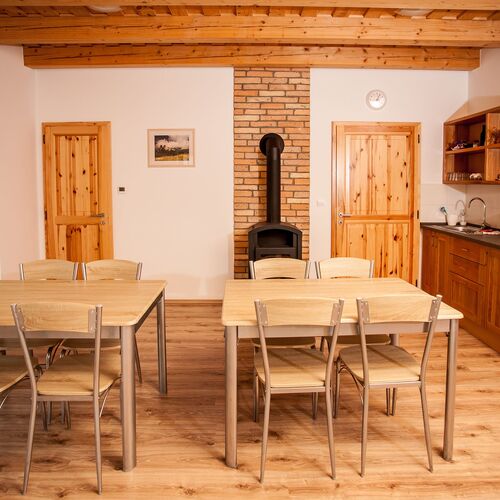 Társalgó játszósarokkal, könyvtárral