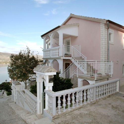 Apartments Iva Arbanija  2
