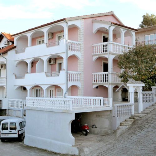 Apartments Iva Arbanija  4