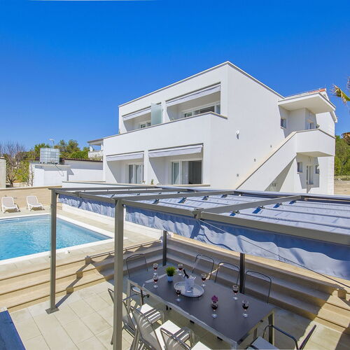 Apartments Villa V Vir  4