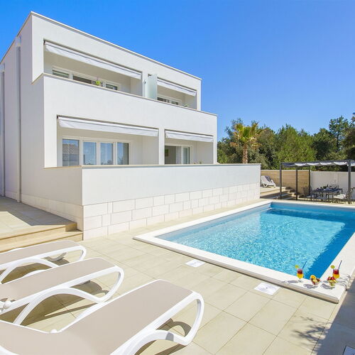 Apartments Villa V Vir  2
