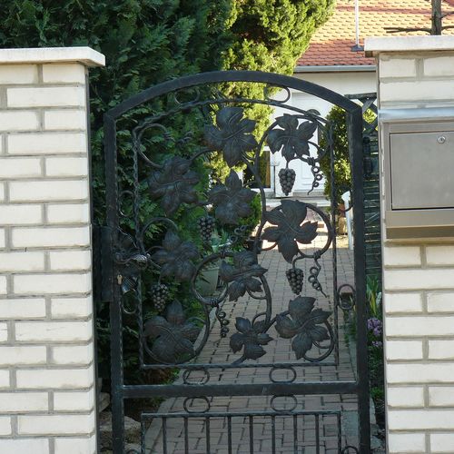 Utcai bejárat