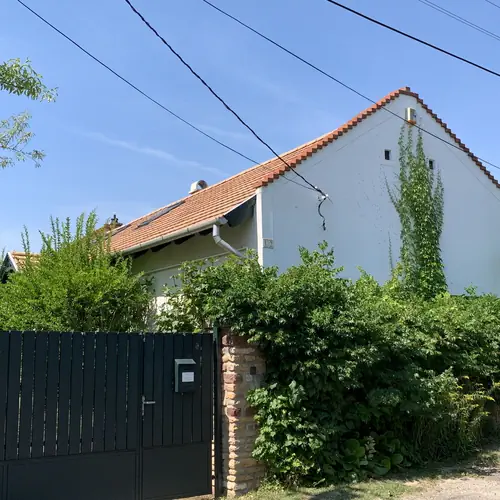 H&aacute;z az utca felől
