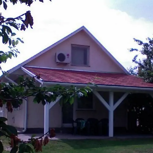 A h&aacute;z m&aacute;sik fele, a Kiss Apartmannal