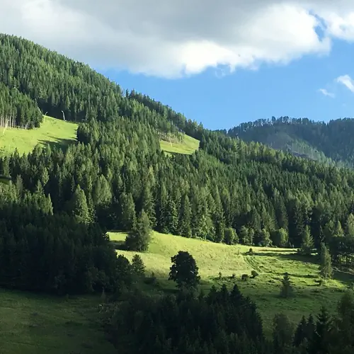 Tavasszal szaladnak a felhők.