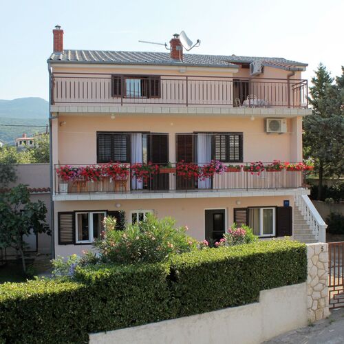 Apartments With Parking Space Novi Vinodolski - 5587
