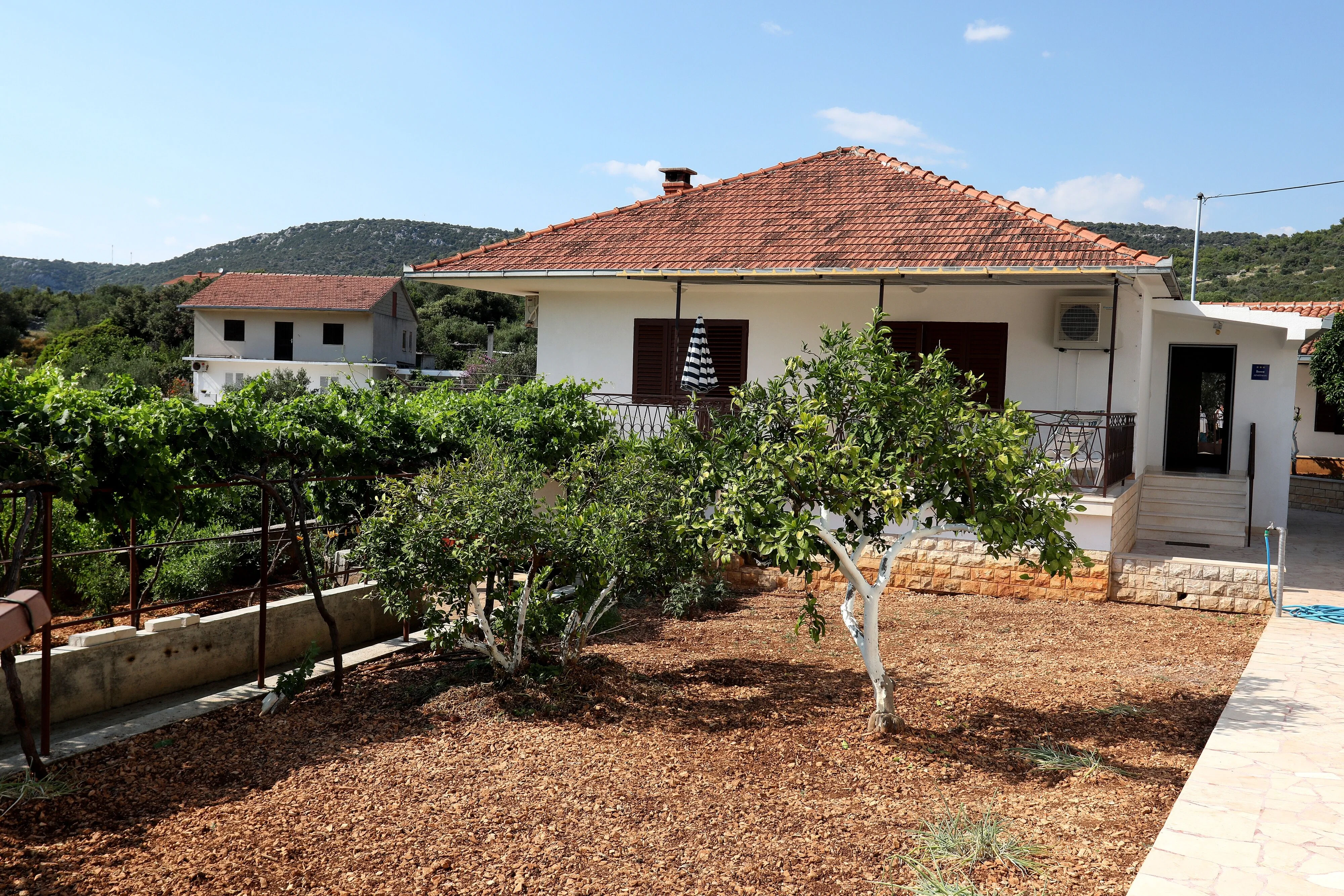 Apartments With Parking Space Vinišće, Trogir - 4276 Vinišće
