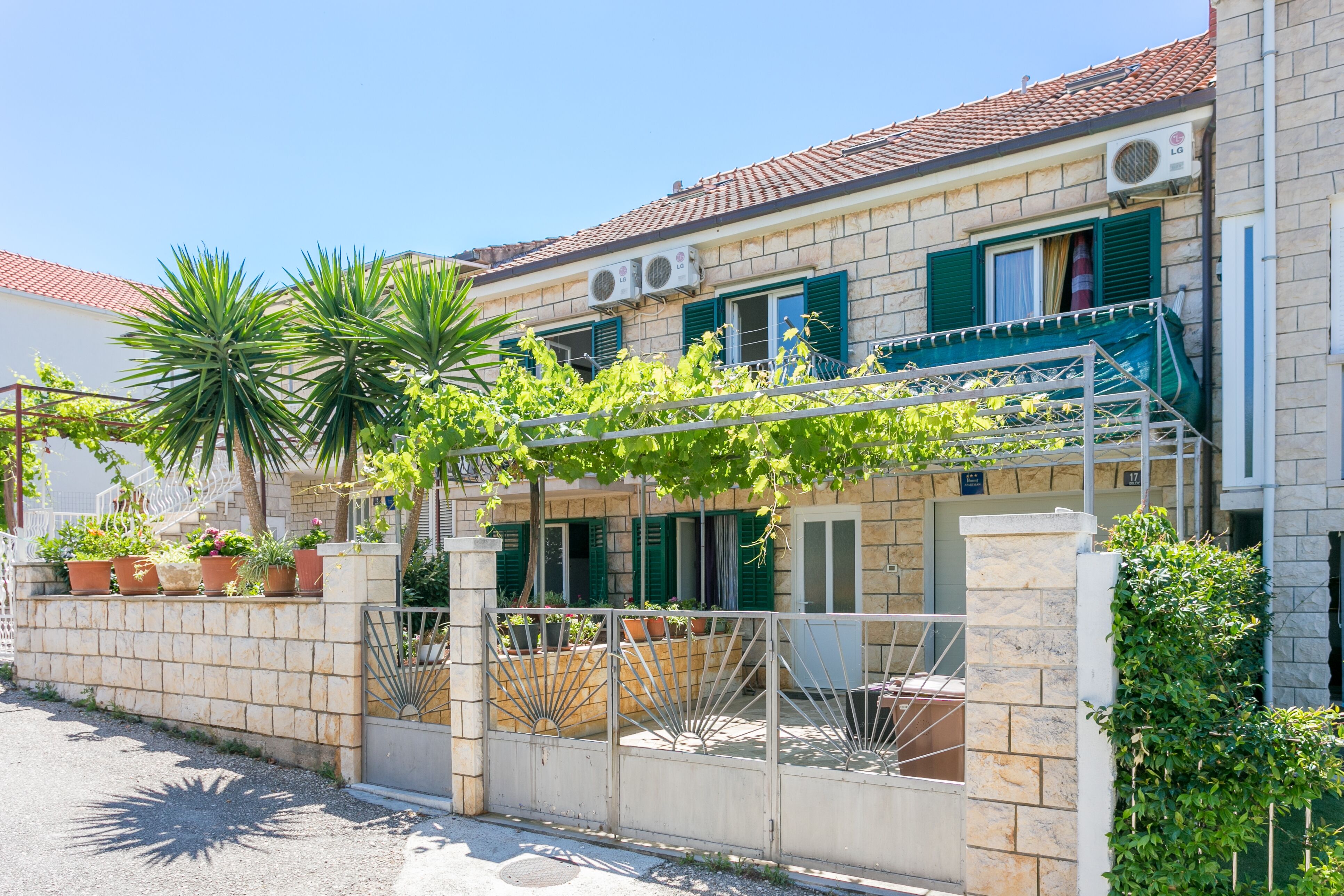 Apartmanok és Szobák Parkolóhellyel Supetar, Brac - 5658 Supetar