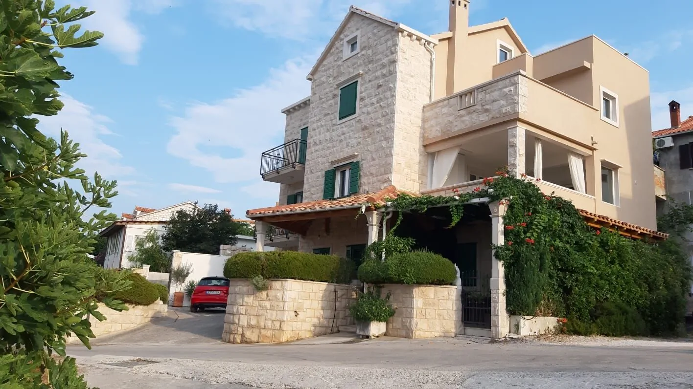 Apartmanok Parkolóhellyel Postira, Brac - 2913 Postira