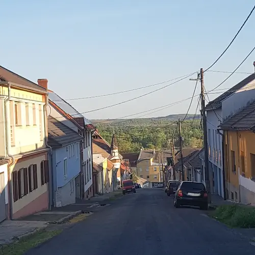 utca k&eacute;p 
ingyen parkol&aacute;s a h&aacute;z előtt
