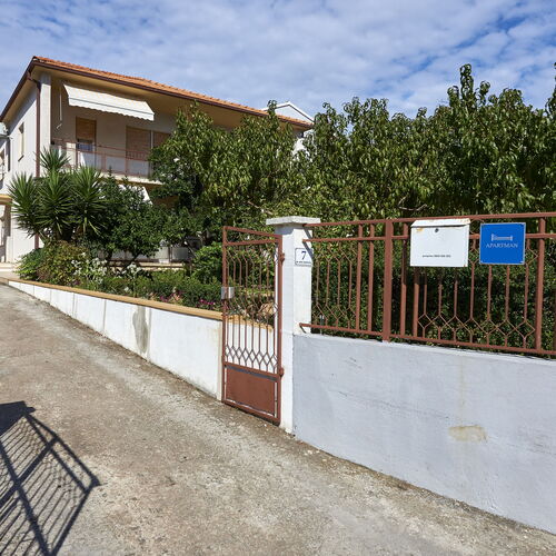 Apartmanok és Szobák Parkolóhellyel Trogir - 13102  4