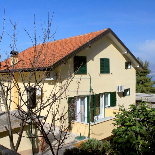 Családi Apartmanok A Tenger Mellett Slatine, Ciovo - 7584 Slatine  2