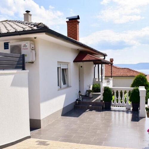 Apartments With Hot Tub Novi Vinodolski - 2348