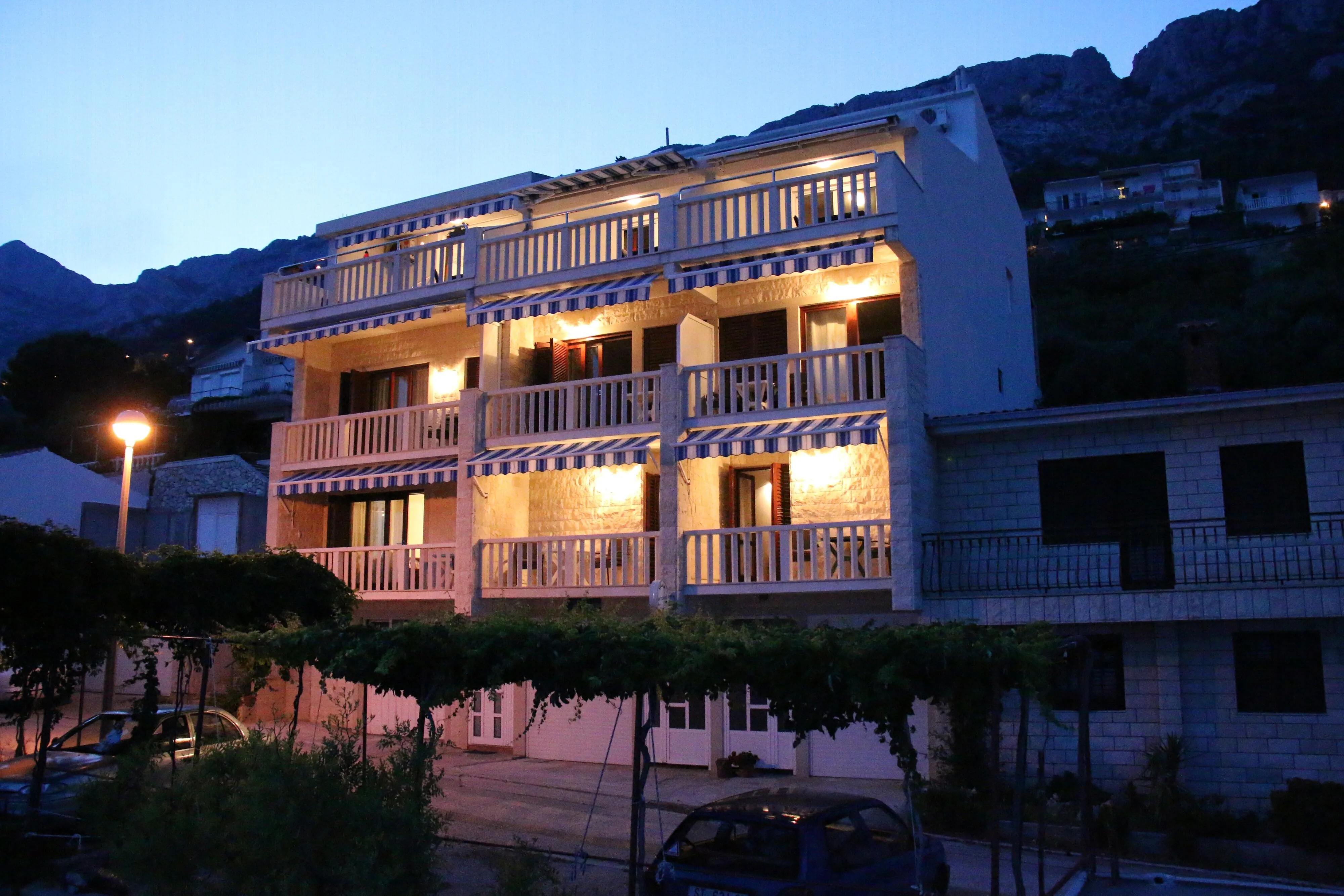 Apartments With Parking Space Pisak, Omiš - 5154 Pisak