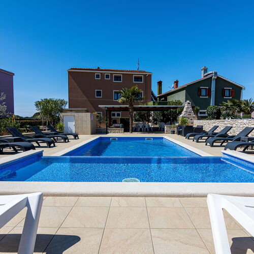 Apartmanok Családok Részére Medencével Valbandon, Fazana - 2201 Valbandon  2