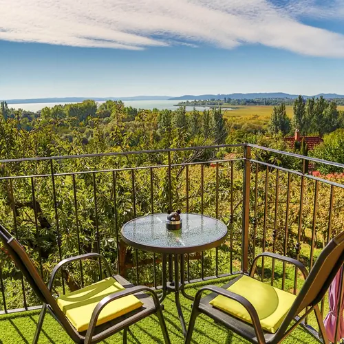 Őszi panor&agrave;ma az emeleti teraszr&oacute;l.

Autumn panorama from the upstairs terrace.