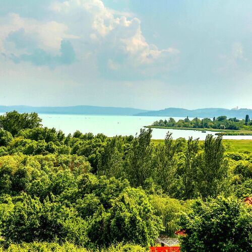 Panor&aacute;ma az emeleti francia erk&eacute;lyről.

Panorama from the upstairs French balcony.